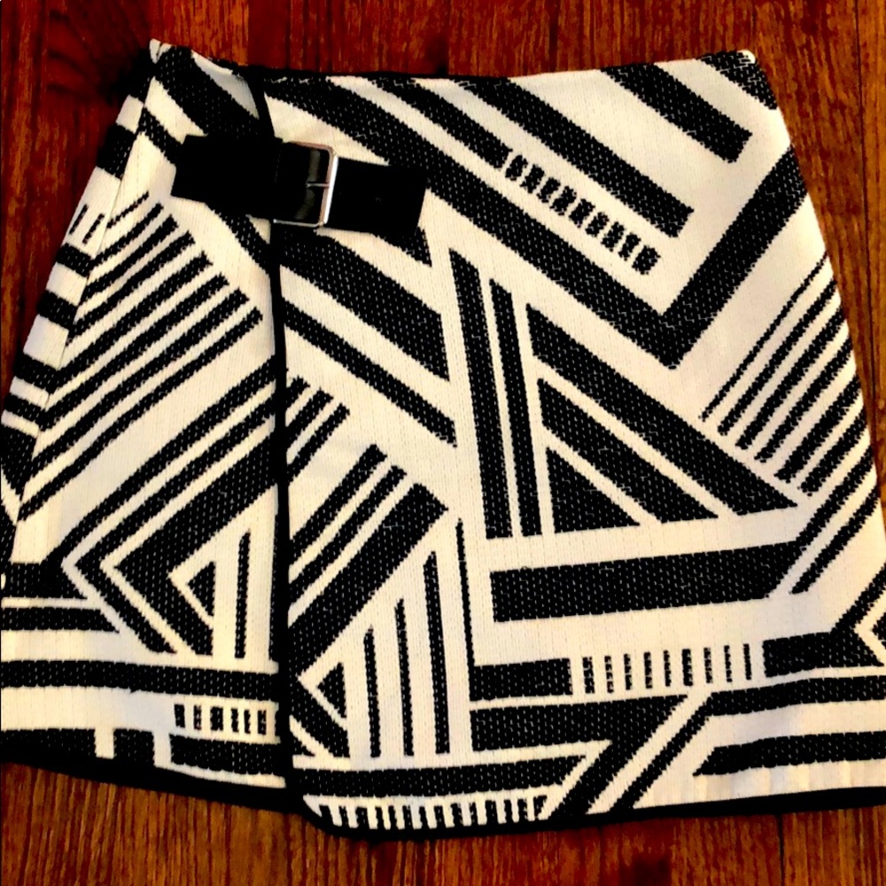 Zara Black/ white A line mini skirt Xs